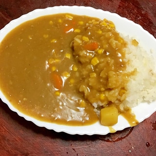 豚ひき肉と人参とトウモロコシとジャガイモのカレー。